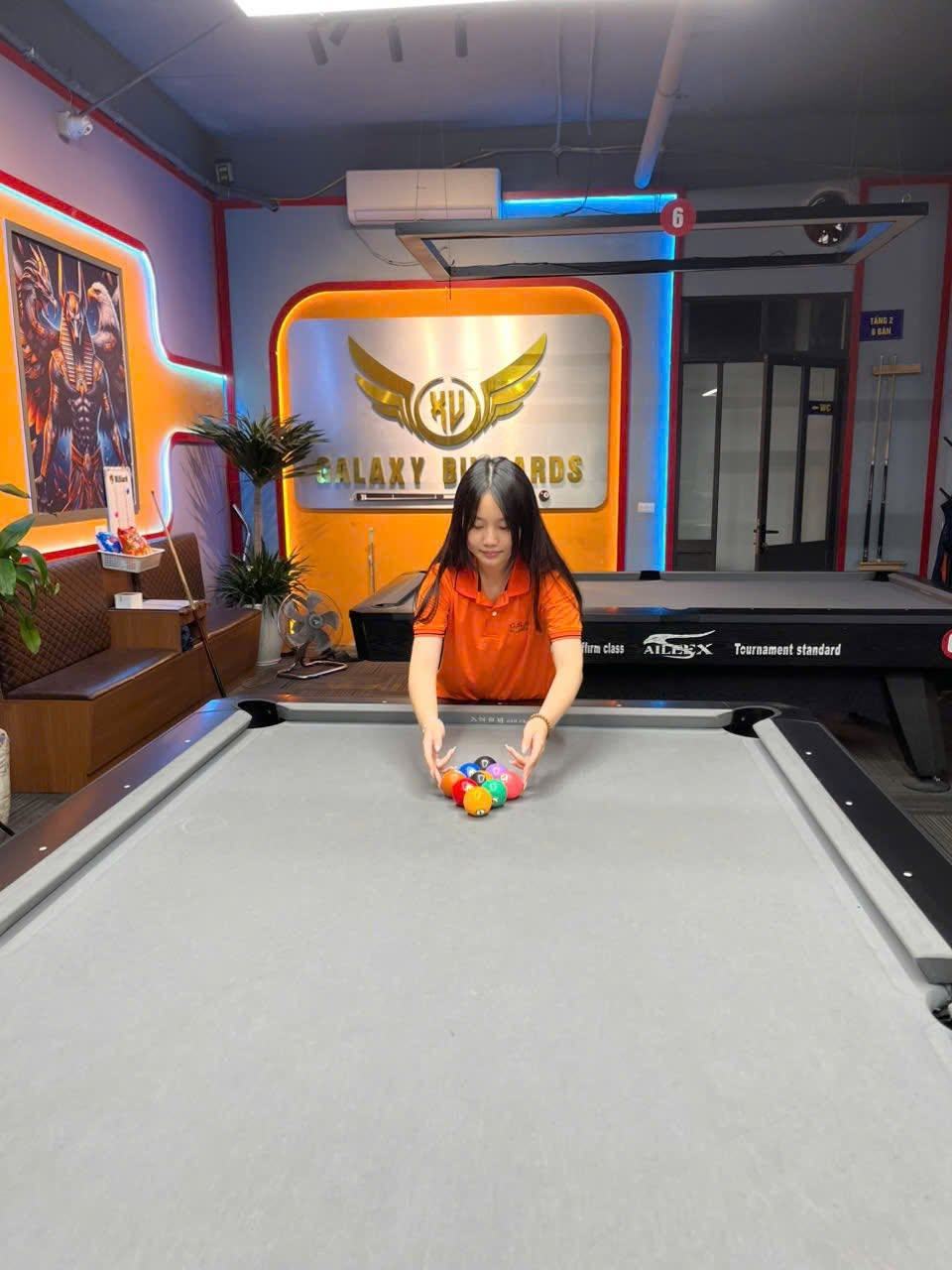 Nhân viên xếp bi tại Galaxy Billiards